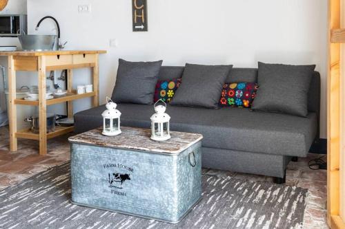 a living room with a couch and a table at La casa de las barcas Suite a pie de playa in Calafell