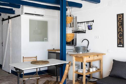 a small kitchen with a table and a table sidx sidx sidx at La casa de las barcas Suite a pie de playa in Calafell