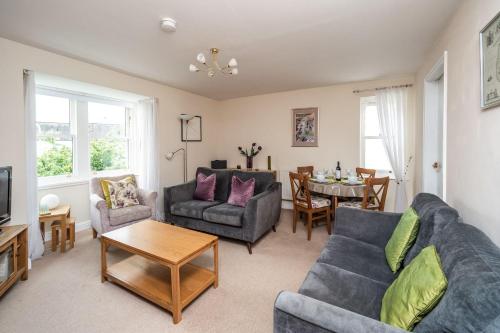 uma sala de estar com dois sofás e uma mesa em Coledale em Keswick