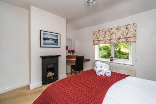 ein Schlafzimmer mit einem Bett mit zwei Teddybären darauf in der Unterkunft Rose Bank Cottage in Braithwaite