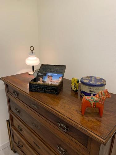 - une commode en bois avec une lampe au-dessus dans l'établissement LA CHIUSA Bed and Breakfast, à Montichiari