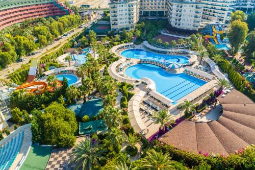 Bazén v ubytování Mukarnas Spa & Resort Hotel nebo v jeho okolí