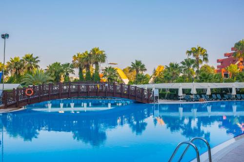 Bazén v ubytování Mukarnas Spa & Resort Hotel nebo v jeho okolí