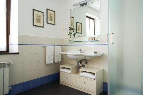 een badkamer met een wastafel en een spiegel bij Affittacamere La Piazzetta in Orvieto