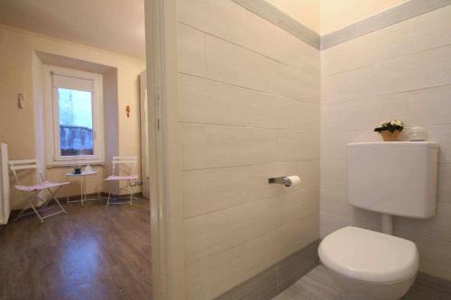 La salle de bains est pourvue de toilettes. dans l'établissement LA PERLA piccolo appartamento in piazza, à Orta San Giulio