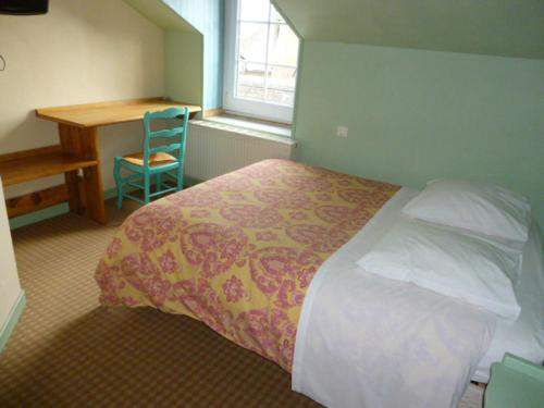 Ένα ή περισσότερα κρεβάτια σε δωμάτιο στο A La Porte Saint Jean