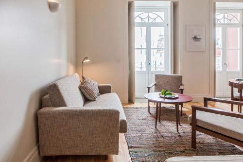 sala de estar con sofá y mesa en bnapartments Loftpuzzle, en Oporto