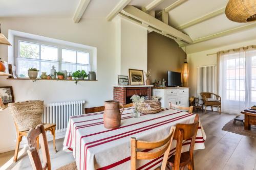 comedor con mesa y sillas en La Maison des Marais de Sallertaine, en Sallertaine