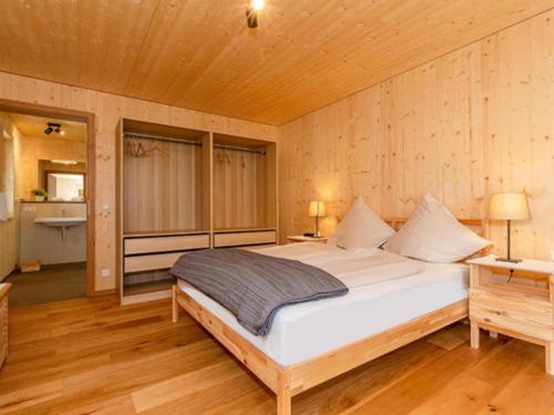 Un pat sau paturi într-o cameră la Chalet an der Lofer