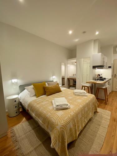 une chambre avec un grand lit et une cuisine dans l'établissement La Cour du Vignoble, à Kaysersberg