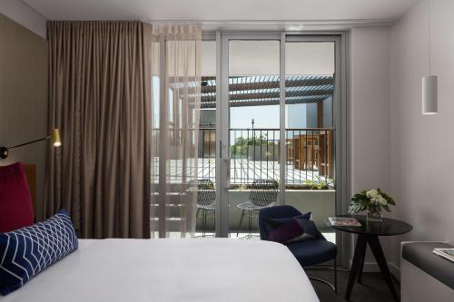 Una cama o camas en una habitación de Rydges Campbelltown
