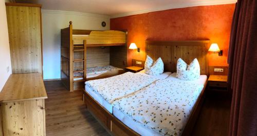 a bedroom with a bed and bunk beds at Greobenlehen in Marktschellenberg
