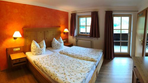 1 dormitorio con 1 cama grande en una habitación en Greobenlehen en Marktschellenberg