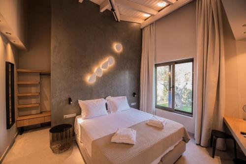 a bedroom with a bed and a window at Sweet Villas in Lygia