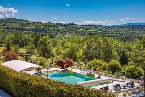 Swimmingpoolen hos eller tæt på Location bastide provencale Luberon