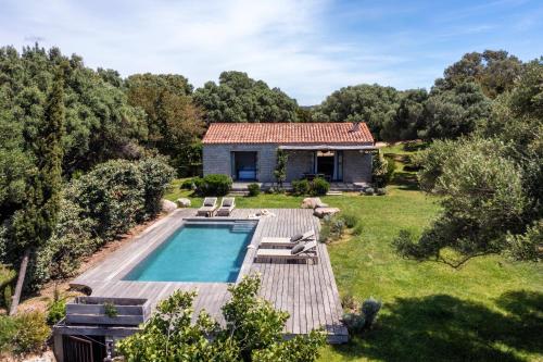 - une vue extérieure sur une maison avec une piscine dans l'établissement Domaine de Peretti della Rocca, à Figari