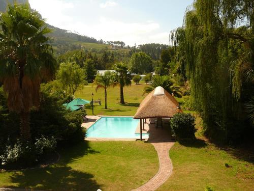 O vedere a piscinei de la sau din apropiere de Orange-Ville Lodge & Guesthouse