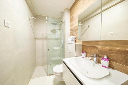 Bathroom sa Mar Azul Apartments Petrovac