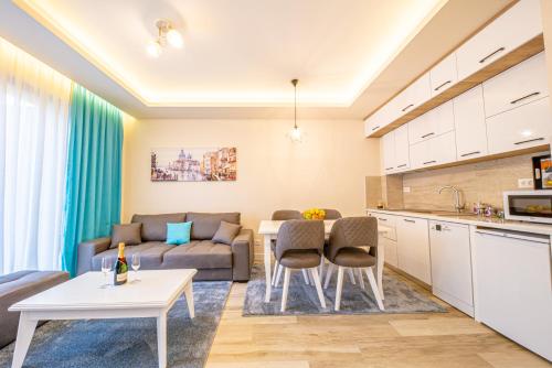 Η κουζίνα ή μικρή κουζίνα στο Mar Azul Apartments Petrovac