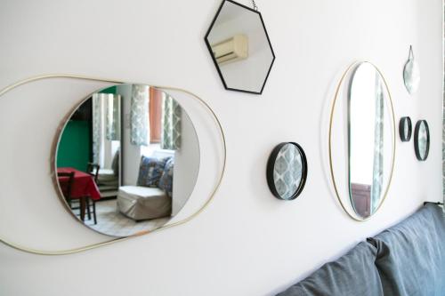Pokój z dwoma lustrami na ścianie w obiekcie Monolocale il Tindaro w Katanii