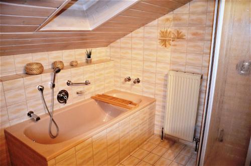 ルーポルディングにあるFerienwohnung Liebrecht inkl. Chiemgaukarteの浴槽と洗面台のあるバスルーム