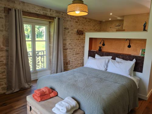 a bedroom with a bed with two towels on a table at Chez Clément in Balesmes-sur-Marne