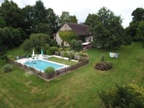 - une vue aérienne sur une maison avec une piscine dans la cour dans l'établissement B&B Buddleja, à Saint-Hilaire-les-Places
