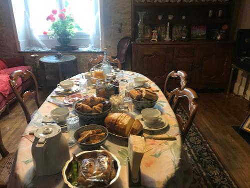 une table avec un tissu de table et de la nourriture dans l'établissement Chez Zoiseau et Zoiseautte, à Chassigny