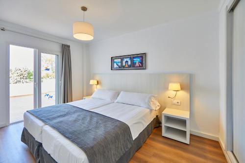Een bed of bedden in een kamer bij OLA Apartamentos Cala Dor