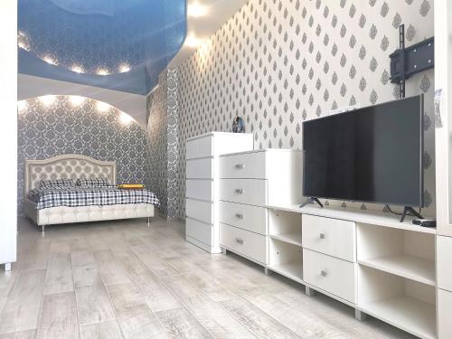 una sala de estar con TV en una cómoda blanca en Manufactura luxery apartments en Sumy