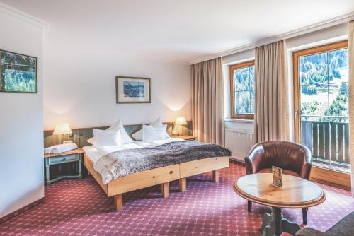 pokój hotelowy z łóżkiem i stołem w obiekcie Kertess w mieście Sankt Anton am Arlberg