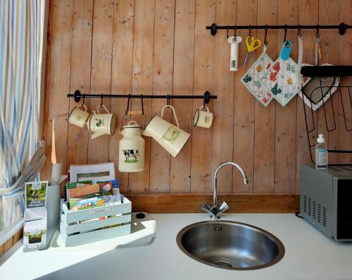 A kitchen or kitchenette at b&b de Wensput