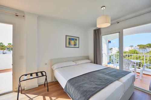 เตียงในห้องที่ OLA Apartamentos Cala d'Or