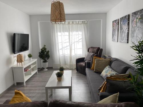Televízia a/alebo spoločenská miestnosť v ubytovaní Apartamento Corazón de Cazorla by CLABAO