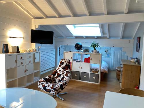 - un salon avec une chaise et un lit dans l'établissement Chambre des Chenets, à Samoëns