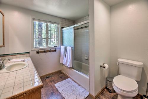 y baño con aseo, lavabo y ducha. en Serene Greer Cabin with Grill 12 Mi to Skiing!, en Greer