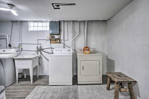 lavadero con lavadora y fregadero en Charming Rochester Home - 2 Mi to Mayo Clinic!, en Rochester