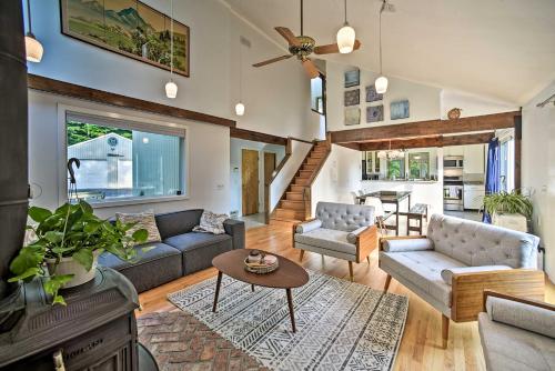 マーガレットビルにあるModern Catskills Reprieve with Hot Tub and Mtn Views!のソファとテーブルのあるリビングルーム