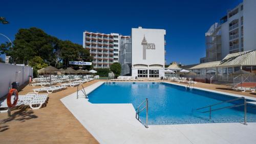 a large swimming pool with chairs and a building at Medplaya Hotel Bali in Benalmádena