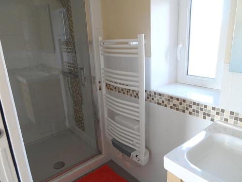 La salle de bains est pourvue d'une douche et d'un lavabo. dans l'établissement A L'Oree Du Lin, à Mentheville
