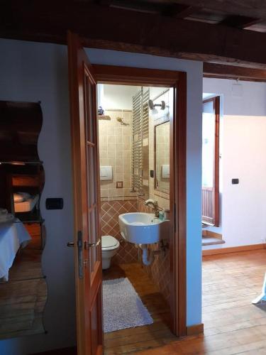 La salle de bains est pourvue d'un lavabo, de toilettes et d'une baignoire. dans l'établissement Casa Sigiu - La Terrazza, à Rieti