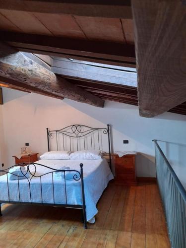 リエーティにあるCasa Sigiu - La Terrazzaのベッドルーム1室(屋根裏部屋に大型ベッド1台付)