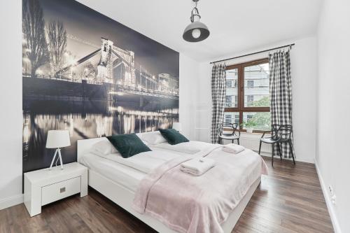 een witte slaapkamer met een groot wit bed. bij Apartments Odra Tower Wrocław by Renters in Wrocław