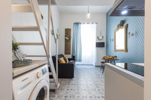 - une buanderie avec un lave-linge et un sèche-linge dans l'établissement MY CASA - SAINT SIAGRE 1, à Nice