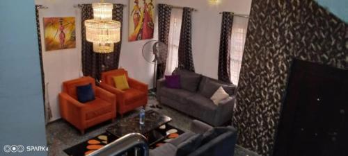 - un salon avec des canapés, des chaises et une télévision dans l'établissement luxury 4 bed rooms duplex lekki Lagos nigeria, à Lekki