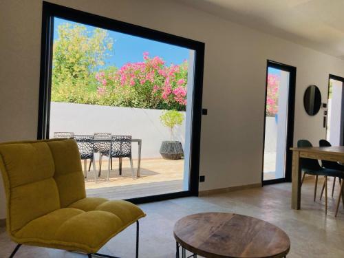 un salon avec une chaise et une table dans l'établissement La Salamandre, à La Motte