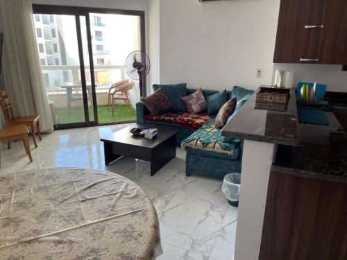 a living room with a couch and a table at شقة غرفتين وصاله- بورتوسعيد Porto Said Resort in Port Said