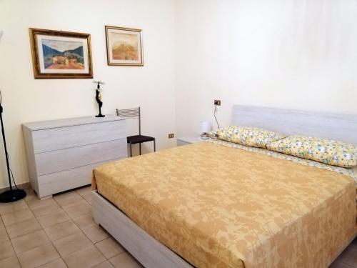 1 dormitorio con 1 cama, vestidor y 1 cama sidx sidx sidx sidx sidx sidx en Appartamento centralissimo a Casciana Terme en Casciana Terme