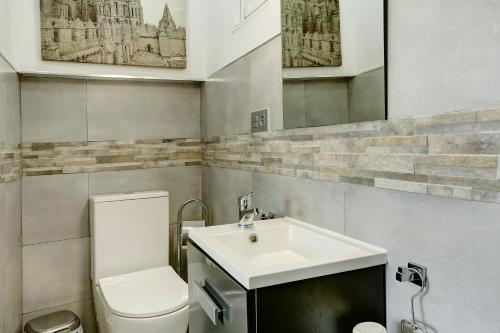 La salle de bains est pourvue d'un lavabo, de toilettes et d'un miroir. dans l'établissement Casa Marion, à Teror