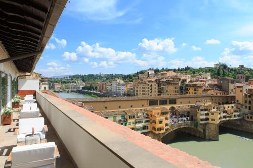 - une vue sur la ville depuis le toit d'un bâtiment dans l'établissement Portrait Firenze - Lungarno Collection, à Florence